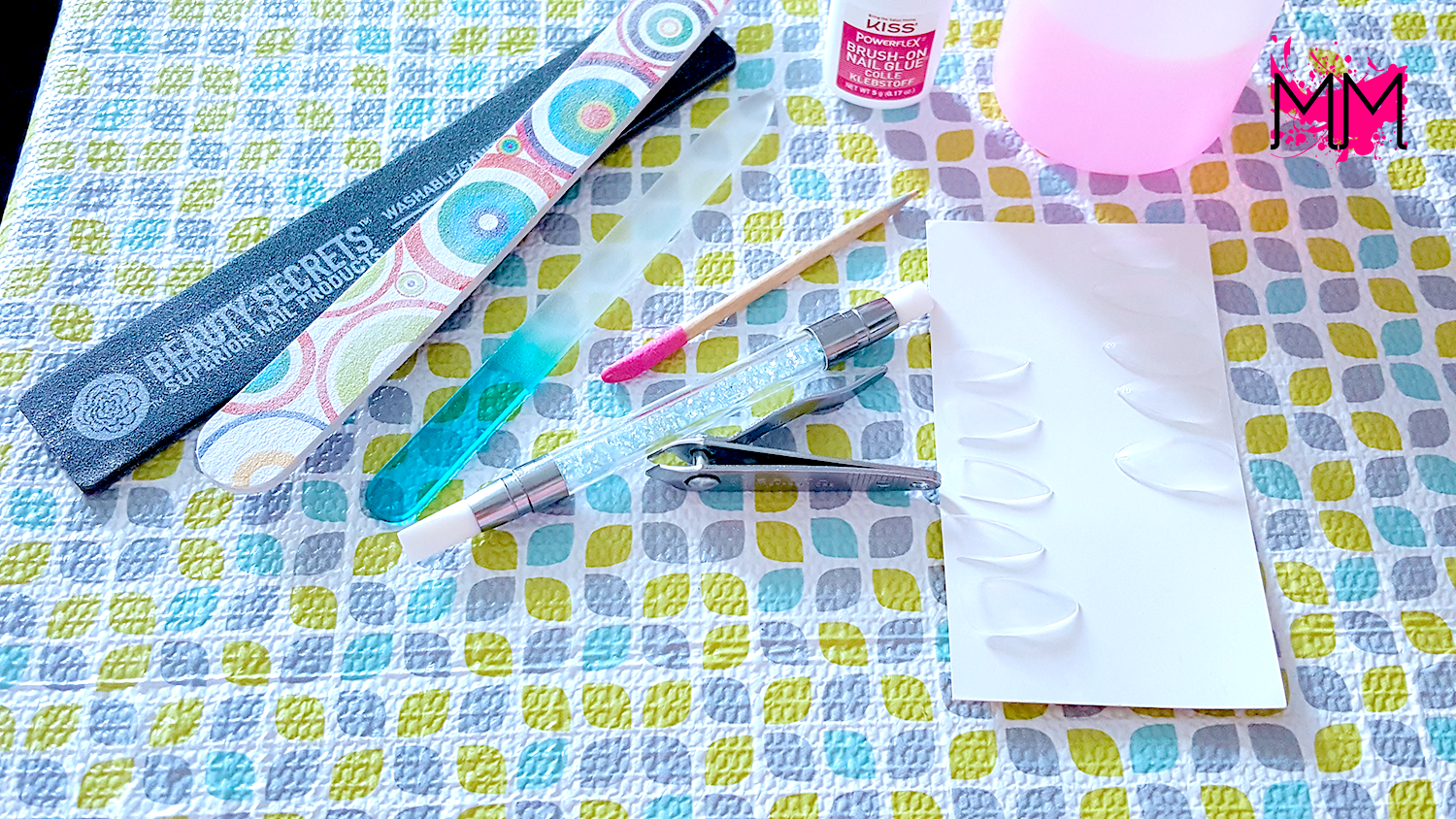 [TUTORIAL] How To Apply Glue On Nails... MariMynxx