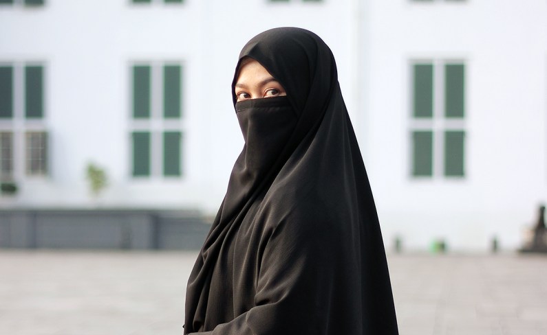 Gambar Wanita Cantik Berjilbab Syar’i – Irnisa