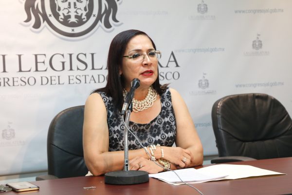 “Si me lo bajo (el salario) entonces ya voy a tener que robar” afirma diputada del PRI “Si me lo bajo (el salario) entonces ya voy a tener que robar” afirma diputada del PRI