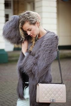 ¿Cómo llevar los abrigos de pelo sintético?