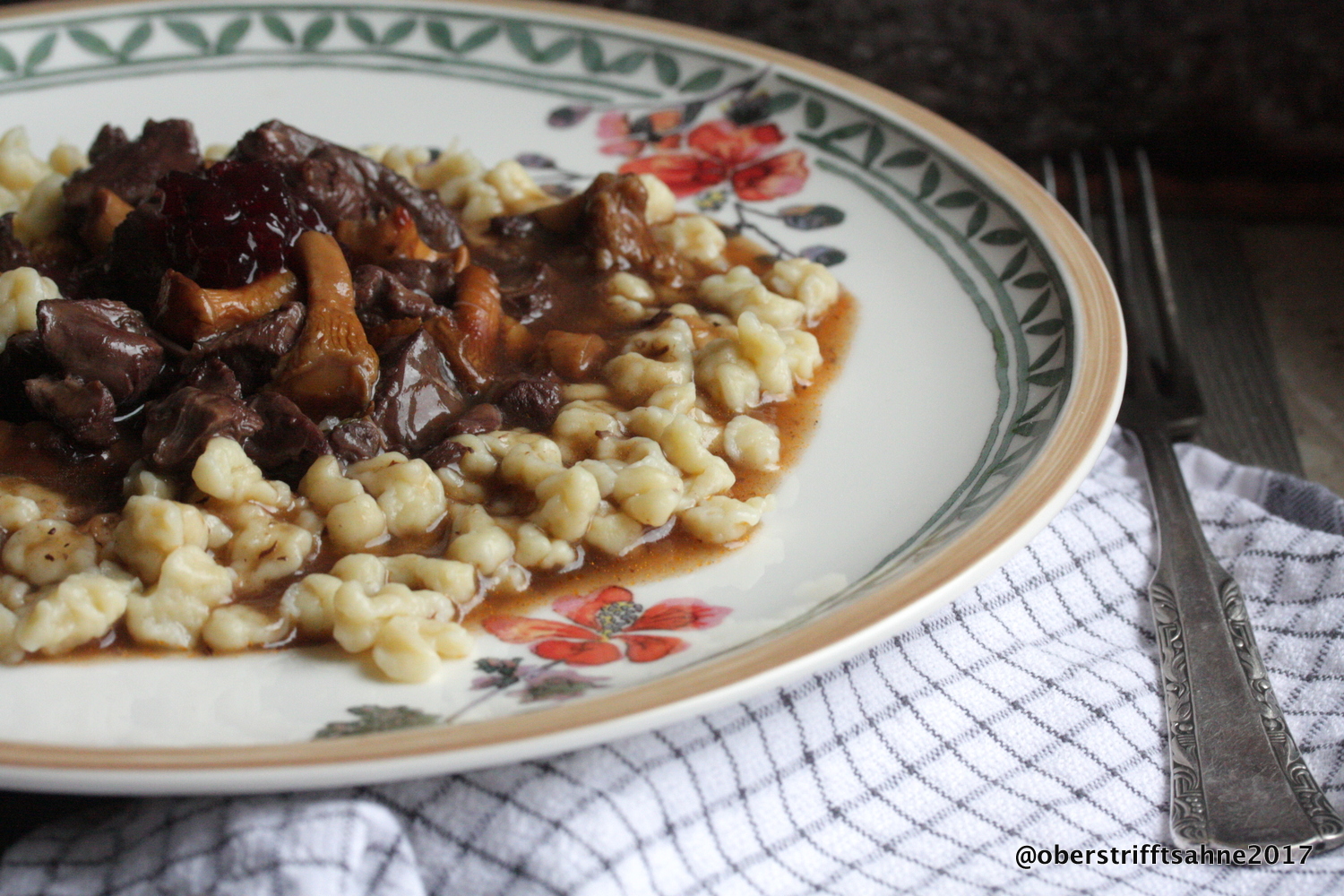 Gulasch vom Reh, mit Pfifferlingen und Knöpfli