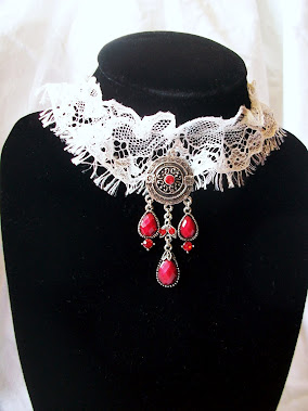 Bijoux collarino gotico in pizzo bianco con pendente pietre rosse  15€