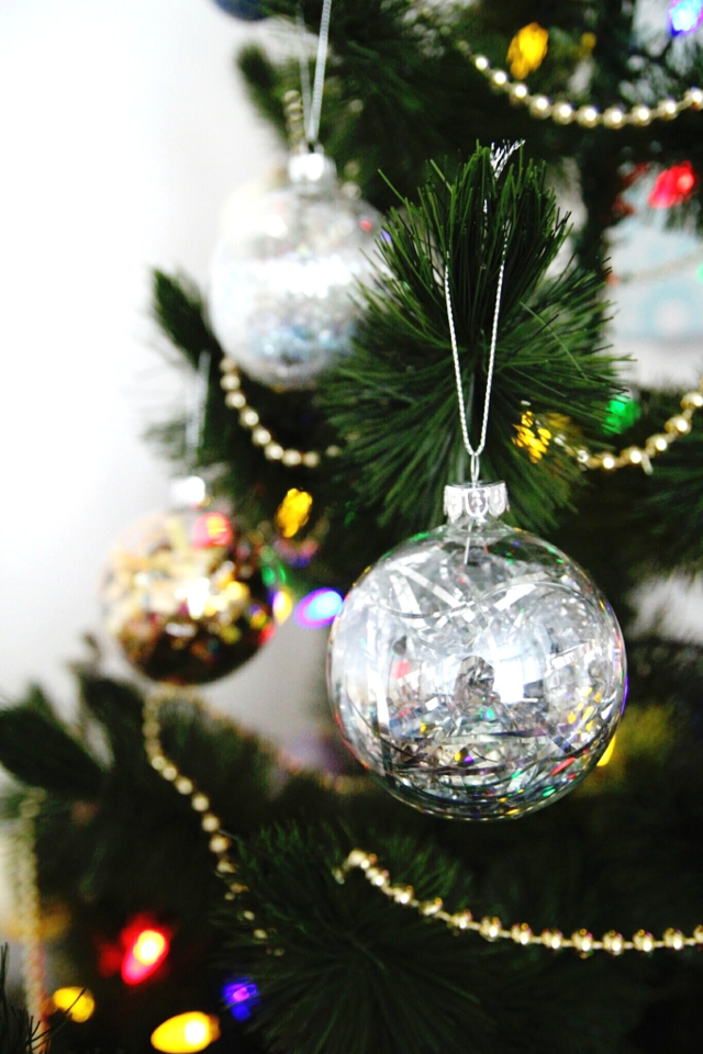 DIY SPARKLE FILLED CHRISTMAS BAUBLES. Gathering Beauty