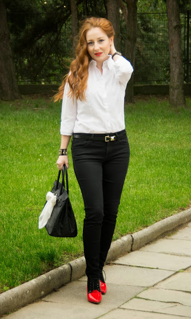 Elegant 40: Black and red shoes