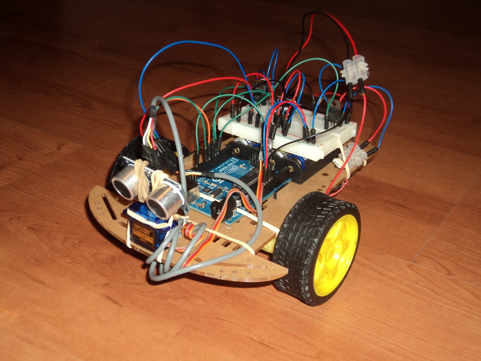 Geek formación: El coche con control remoto usando Arduino ya aquí
