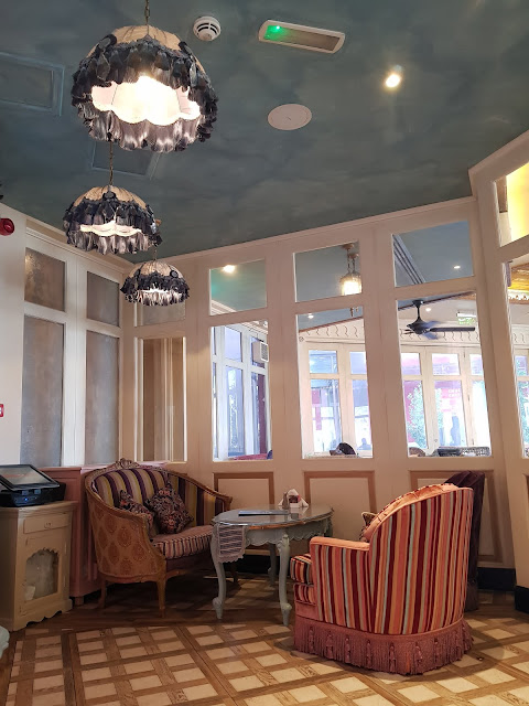 food blogger dubai shakespeare & co english cafe interiors