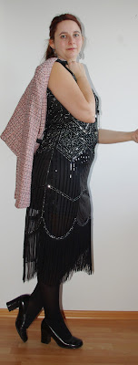 [Fashion] Silvester Outfit: Schwarzes Pailettenkleid Gatsby-Style mit Bouclé