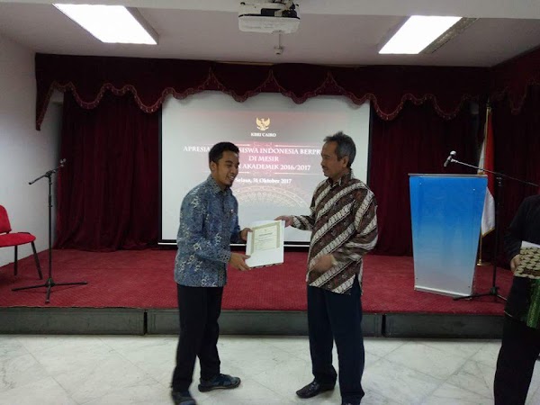 Atdikbud KBRI Kairo Apresiasi Mahasiswa Berprestasi TP. 2016/2017 Atdikbud KBRI Kairo Apresiasi Mahasiswa Berprestasi TP. 2016/2017
