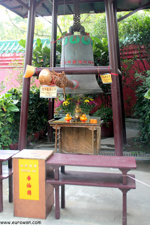 Campana en el monasterio Po Lin de la isla Lantau