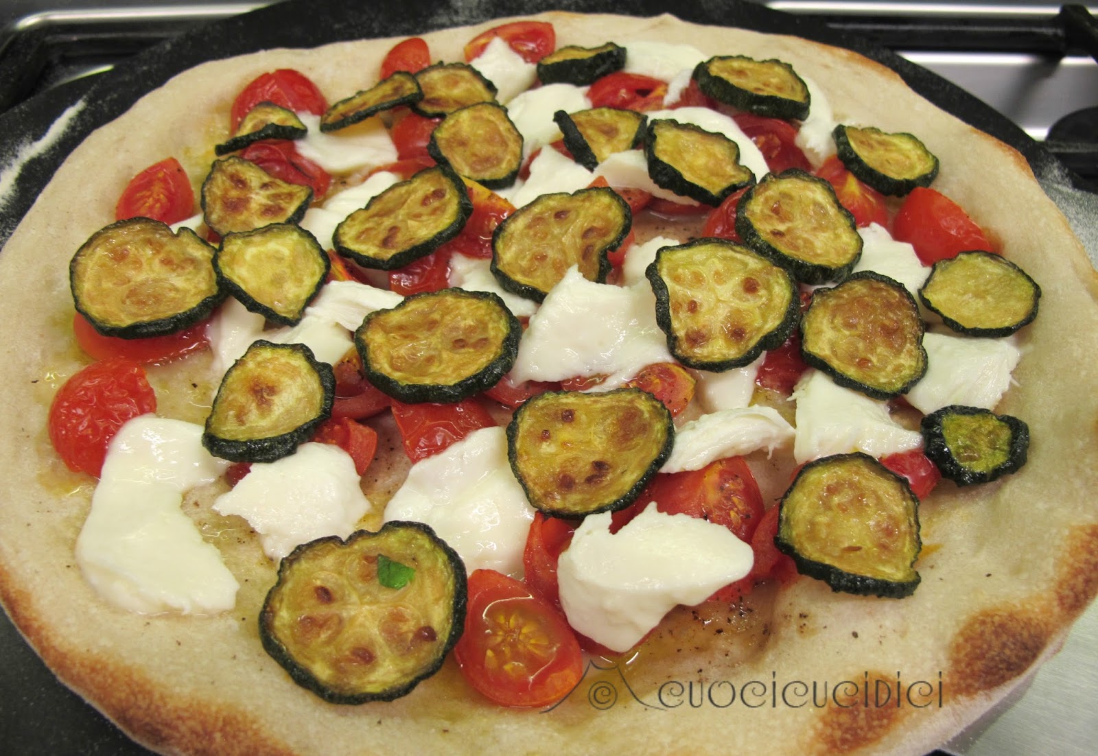 cuocicucidici PIZZA NAPOLETANA AL PIATTO Pizza Mortadella, scamorza