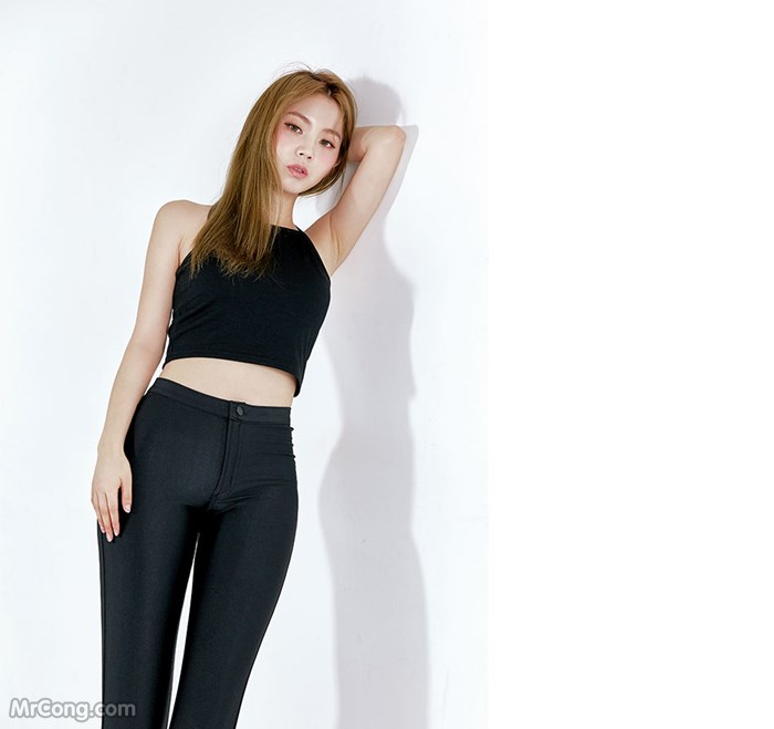 Lee Chae Eun beauty shows off her body with tight pants (22 pictures)