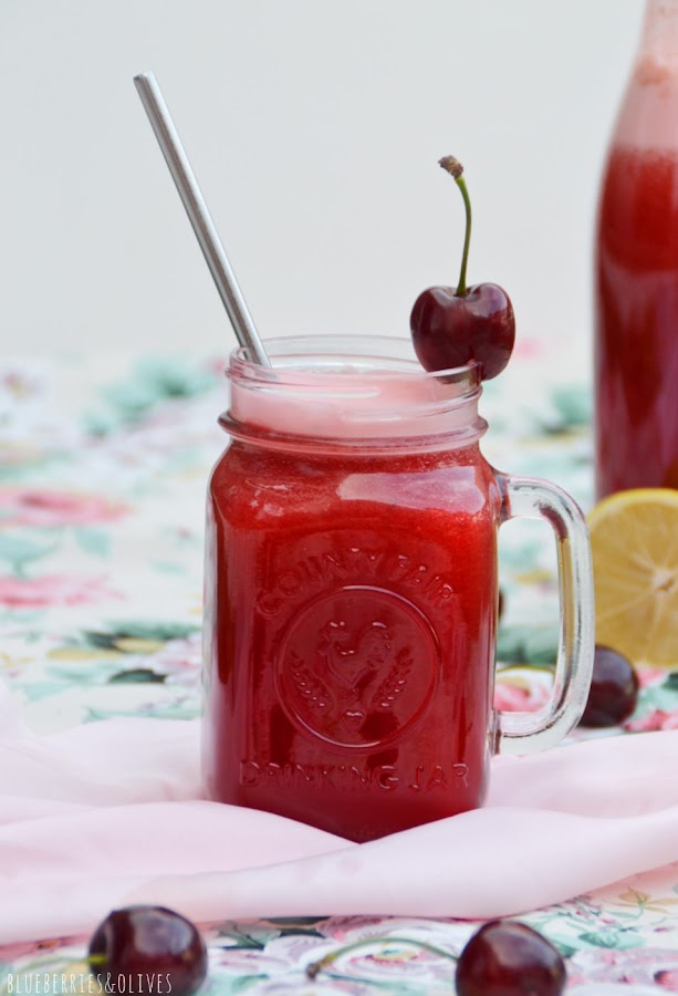 LIMONADA DE CEREZAS EN JARRA CRISTAL, BOTELLA CRISTAL Y MANTEL DE FLORES