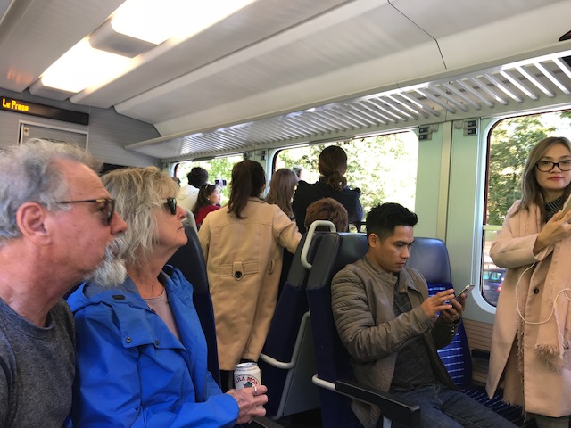 ベルニナ鉄道の車内　女一人旅でしたが、絶景に歓喜する乗客たちとの一体感で盛り上がる不思議体験ができました