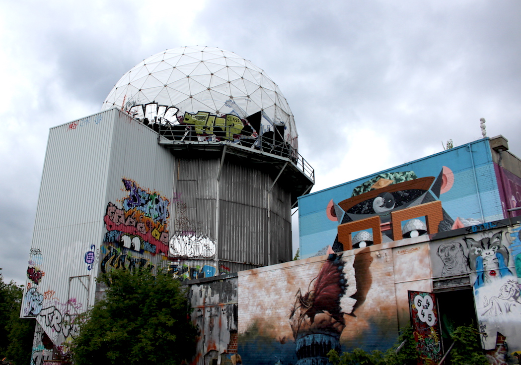 Teufelsberg Berlin Sightseeing Lost Places Outfit Dress over Pants und Slippers Zara Satin