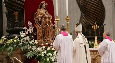 imagem do Papa Francisco rezando diante da imagem de Nossa Senhora