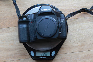 Canon 5D compared to 6D - the 5D weighs in at 920g