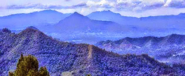 Foto Pegunungan Bukit Barisan di Sumatra