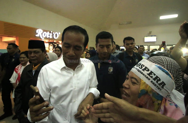 Jokowi Tiba di Bandara Syamsudin Noor, Sejumlah Ruas Jalan di Banjarmasin Macet Sempat tertunda dari jadwal sebelumnya, 13.20 Wita. Calon Presiden Nomor Urur 01, Joko Widodo akhirnya tiba di Bandara Syamsudin Noor Banjarmasin di Banjarbaru pada pukul 15.20 Wita, Rabu 27/3/2019.