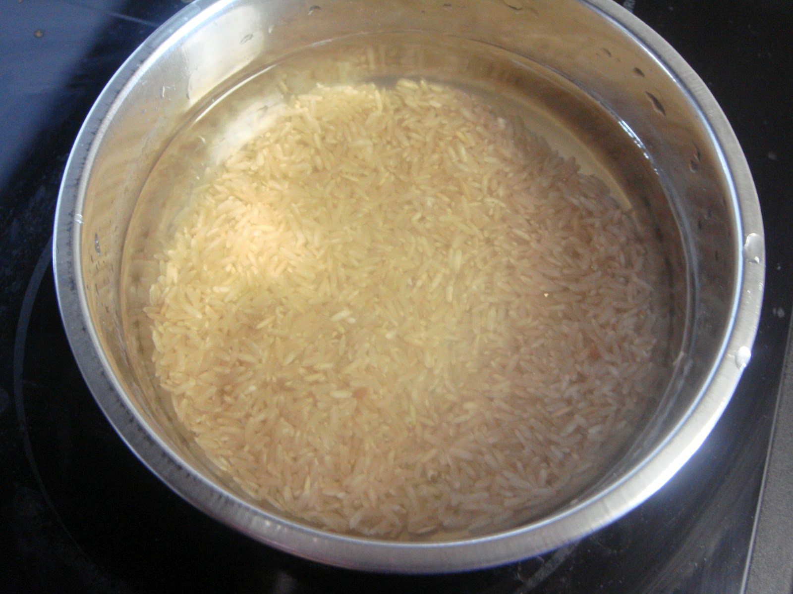 Какой водой заливают рис холодной или горячей. Замоченный рис. Отварить рис. Рис замоченный в воде. Рис в кипящую воду.