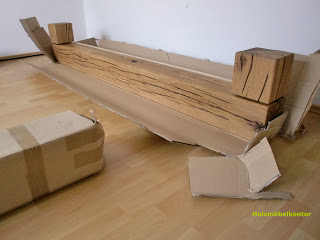 Bett aus Holzbalken Eiche massiv wird ausgepackt.