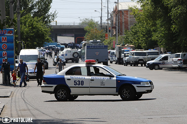 Policías siguen retenidos por grupo armado en Ereván