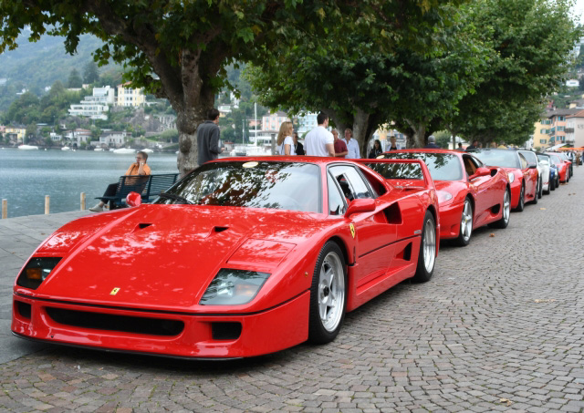 Rote Ferraris parken am Seeufer und warten auf den Sportscars Day Roter Ferrari F 40 und Sportwagen parken an der Seepromenade in Ascona, Sportcars Day