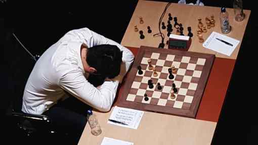 L'image clé de la ronde 4 : au Kühlhaus, Vladimir Kramnik effondré après sa défaite face à Caruana - Photo © World Chess 