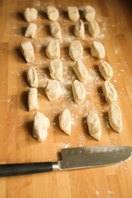 Easy Homemade Chinese Pancakes for Peking duck or Aromatic duck at home. www.goodfoodshared.blogspot.com