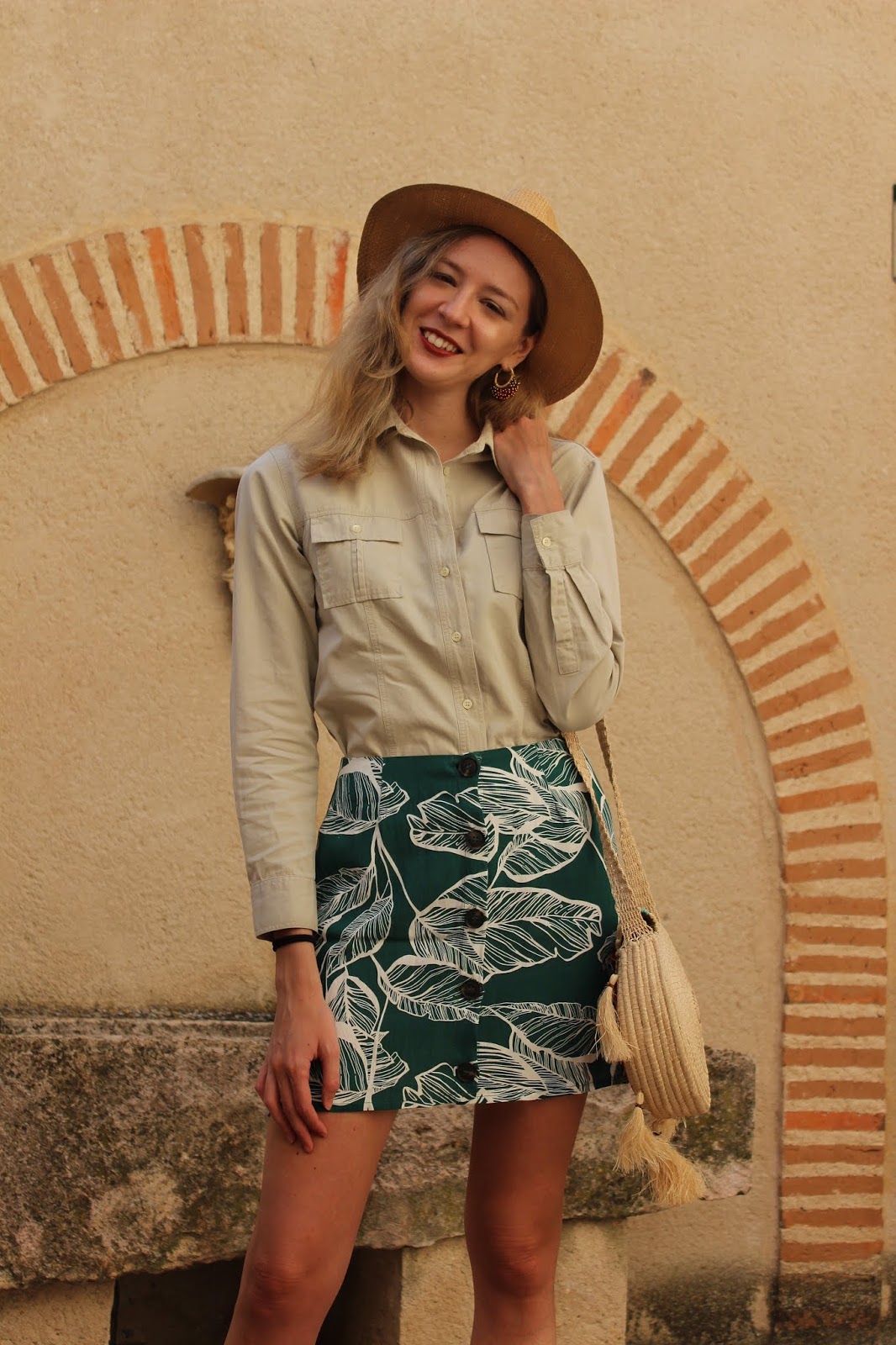 safari-look-shein-leaves-print-skirt-raffia-bag