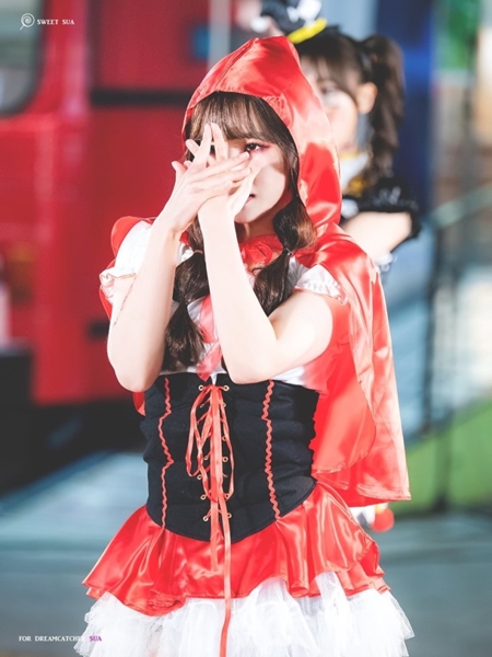 어제자 할로윈 분장하고 신촌에 나타난 아이돌.jpgif | 인스티즈