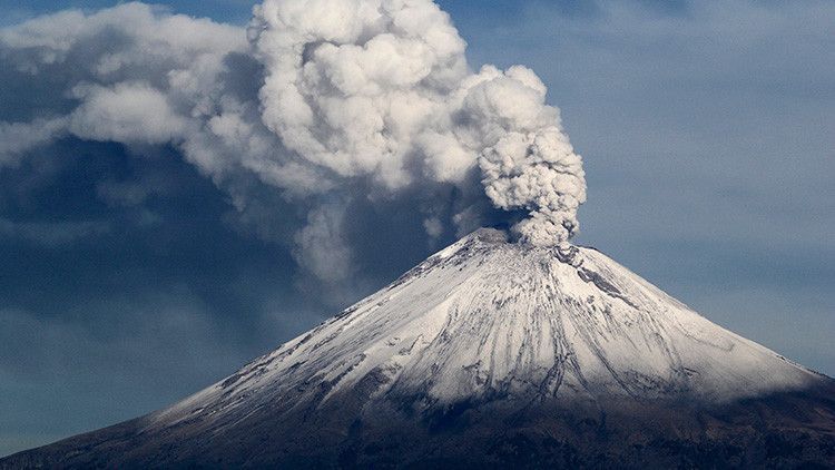 Messico: dopo il terremoto M7,1 l'eruzione vulcanica del Popocatépetl con fumo rosso