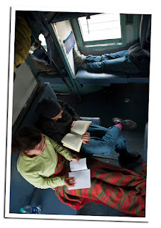 Chicas viajando solas en tren por india