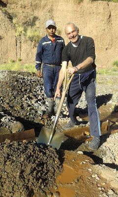 Mangels Arbeit in Minen versuchen viele mit Goldsuche im Fluss zu überleben.