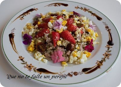 Ensalada De Quinoa, Fresas, Flores Y Atún Rojo
