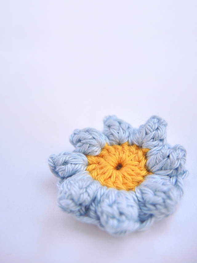 gratis haakpatroon bloemetje / free crochet pattern flower by moois van m(i)e