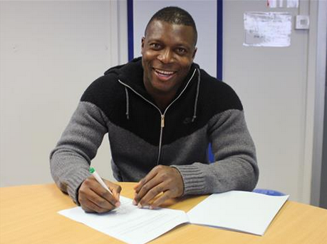 1 Footballer Yakubu Aiyegbeni signs new contract with Reading FC