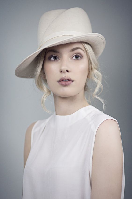 La moda en tu cabello: Peinados de moda con sombreros 