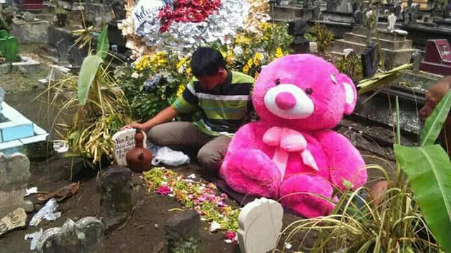 Kisah Sedih Seorang Pemuda Membawa Boneka Beruang Pink ...