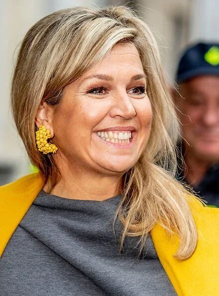 Pensioen3daagse, an initiative of the national Wise in Money Affairs platform. Queen Maxima wore a yellow coat and yellow trousers by Natan