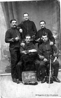 Photo de famille ancienne noir et blanc. soldat 1914