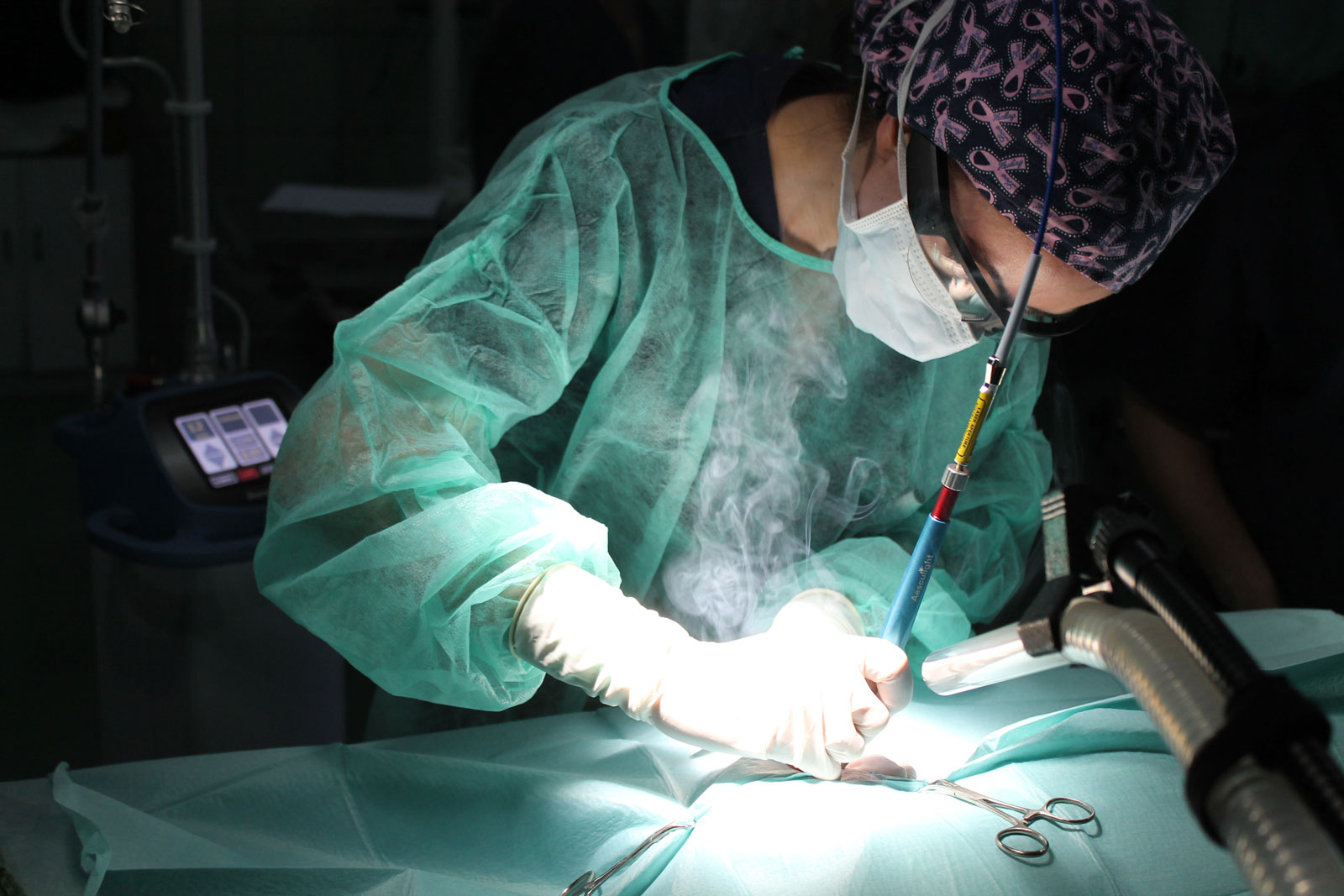 Лазерное излучение в медицине. Хирургический лазер для головы. Бесконтактная лазерная вапоризация. Лазеров в какой больнице. Лазеров в какой больнице.