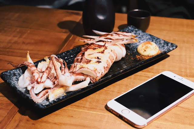 另外在居酒屋裡必點的烤中卷，切成一圈圈，口感彈牙，仍然是最佳的下酒好菜。