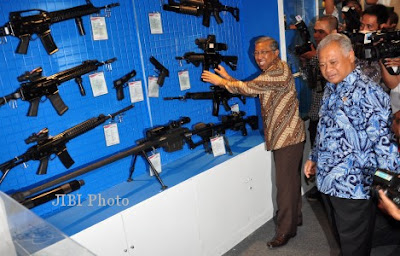 Senapan Produksi PT Pindad Indonesia dalam Indo Defence Expo 2012
