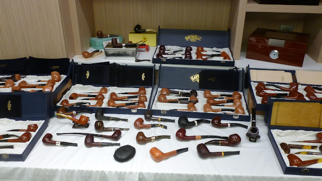 À la une de PipeGazette : "Le salon Butz-Choquin, Savinelli et Dunhill à Paris" Savinelli