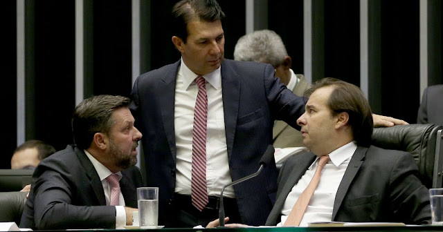 Maia reúne 'tropa' para anular Previdência de Bolsonaro e retomar antigo texto