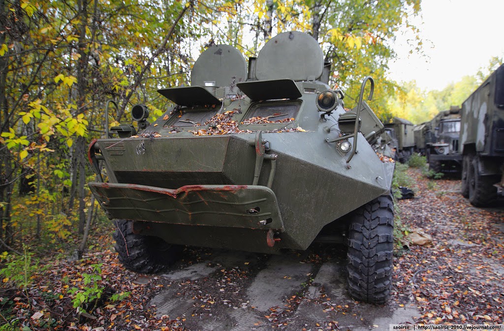 Военные машины в лесу