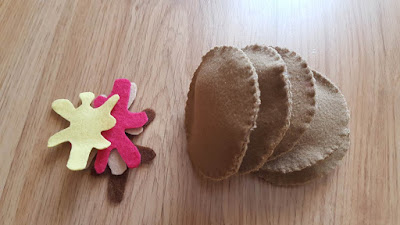 DIY Play Food: a stack of pancakes DIY Play Food: a stack of pancakes