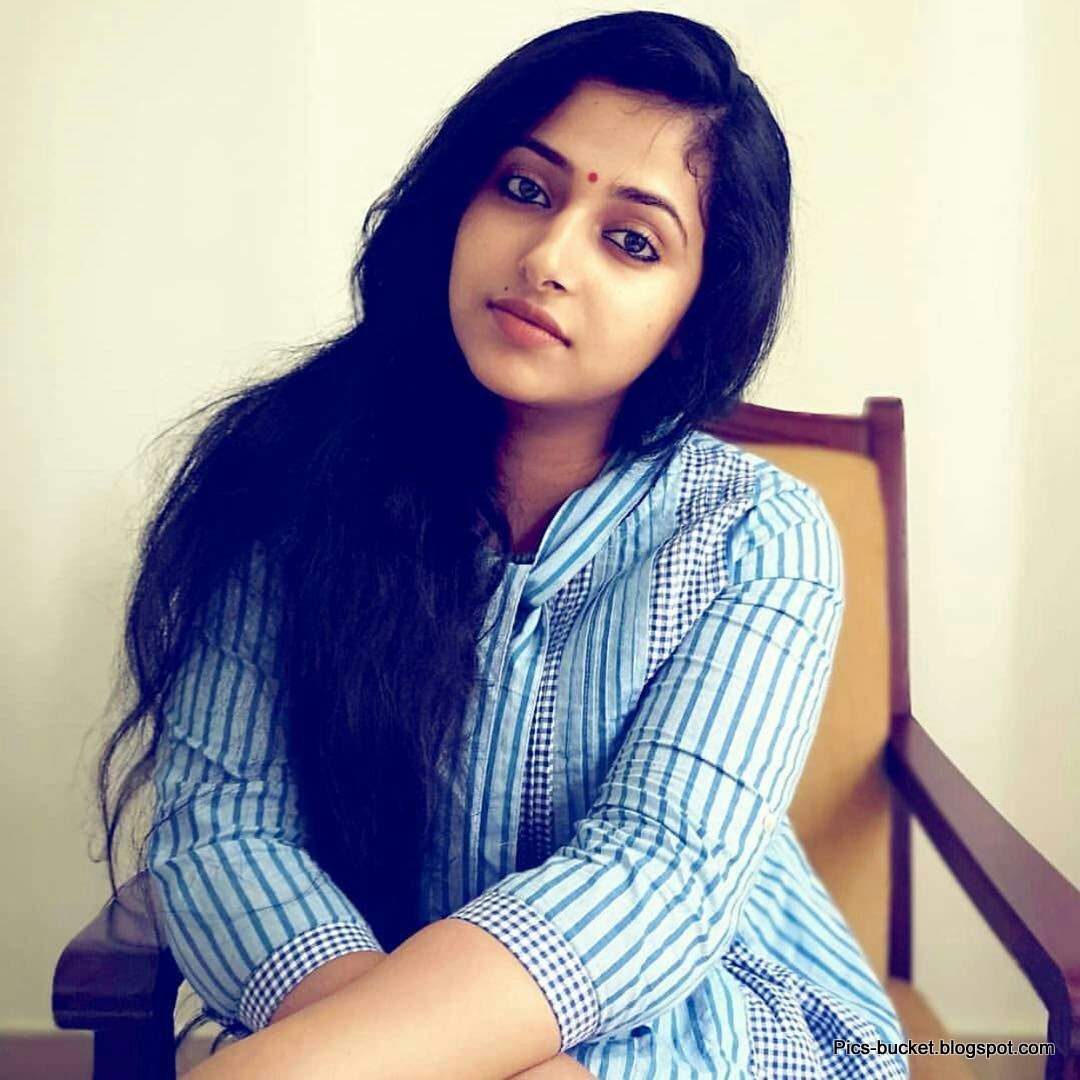 Beautiful Malayalam Actress Hot Photos and Wallpapers