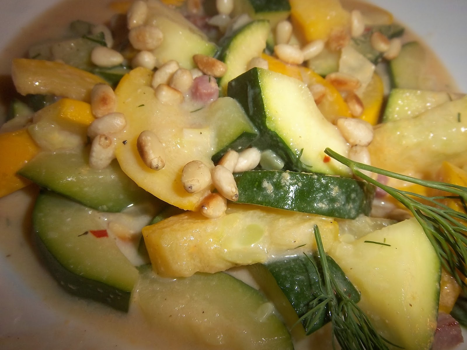 Schnelle Zucchini Pfanne mit Schinken und Pinienkernen