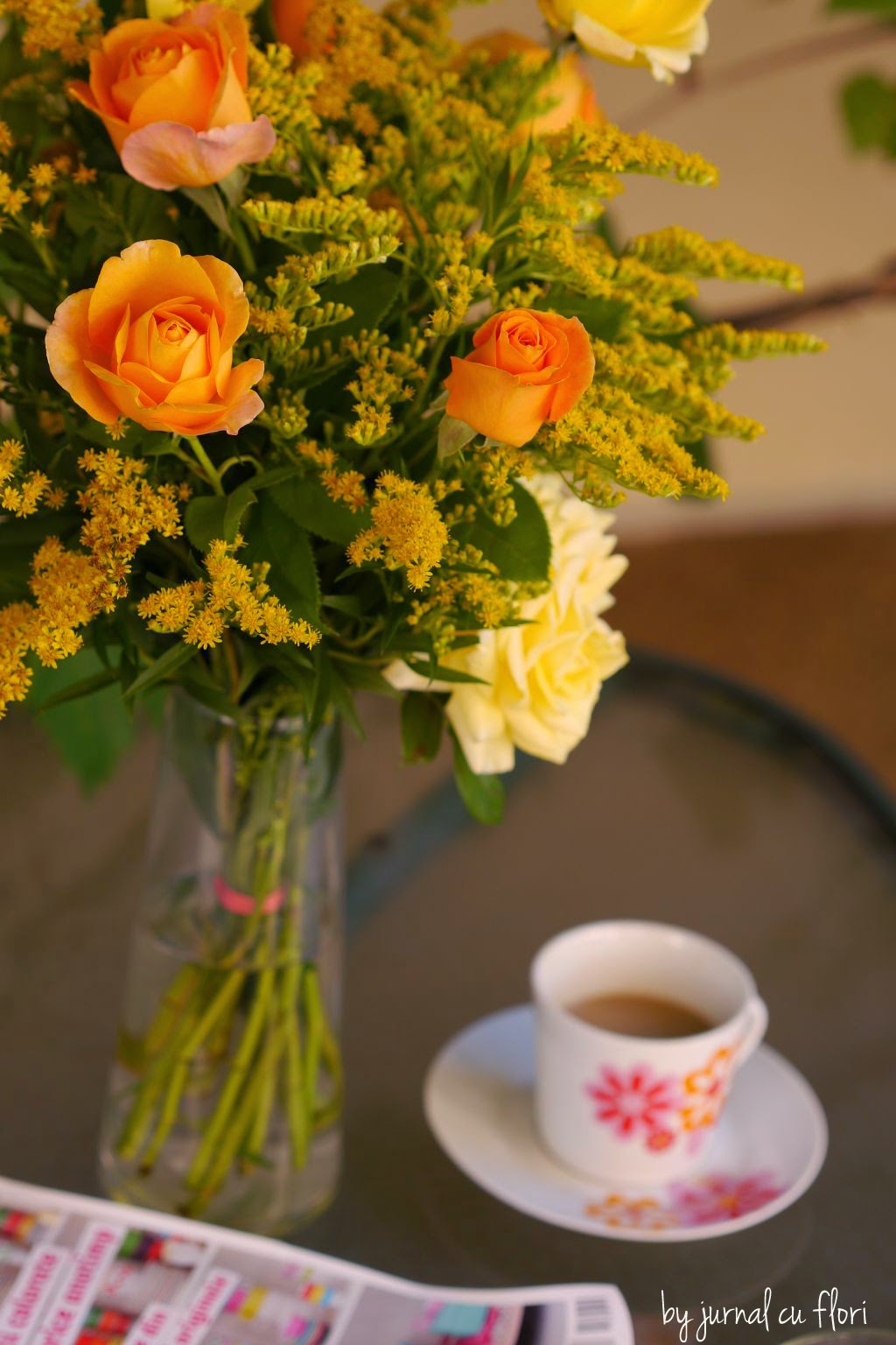  buchet de flori  trandafiri si cafea